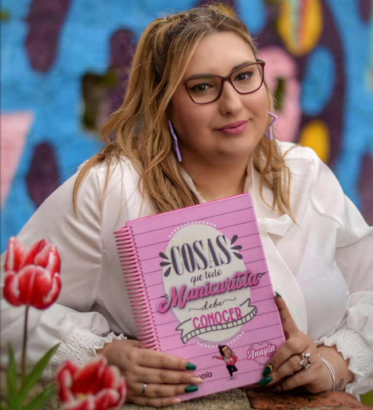 Ana Caballero y su libro Cosas que todo manicurista debe conocer ana_caballero_y_su_libro